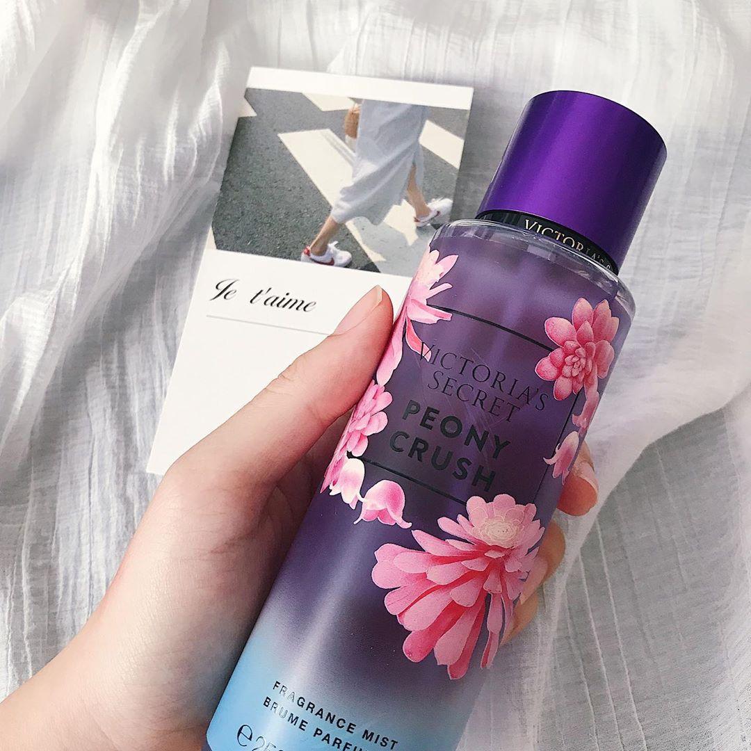 بادی اسپلش اماراتی ویکتوریا سکرت مدل پیونی کراش(PEONY CRUSH) 250ML