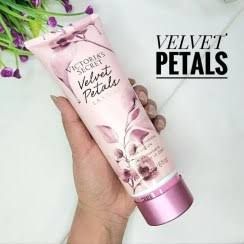 لوسیون بدن ولوت پتالز لا کرم VELVET PETALS LA CREME ویکتوریا سکرت حجم 236 میل